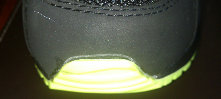 Taches de colle sur la fausse Nike Air Max 90